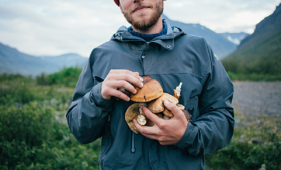 В Благовещенске грибник в лесу нашел спящего пьяного мужчину и обворовал его