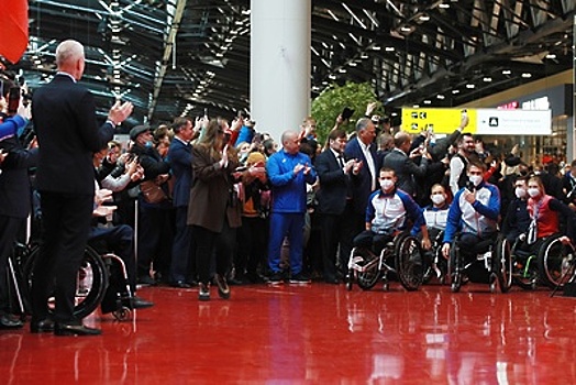 Паралимпийскую команду РФ встретили в аэропорту Шереметьево