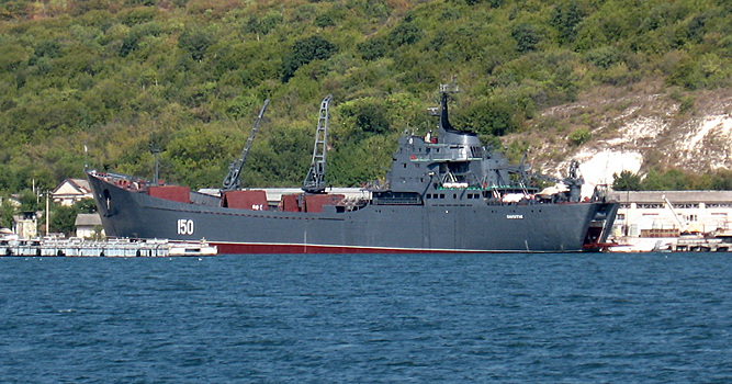 В Бердянске подняли затонувший в марте большой десантный корабль "Саратов"