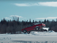 Посмотрите, как Трэвис Пастрана прыгнул через озеро на Subaru BRAT