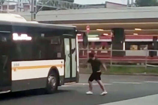 В Подмосковье на видео попало, как мужчина разбил двери автобуса