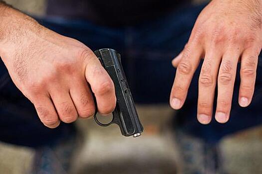 В Калининграде неизвестный с похожим на пистолет предметом требовал у прохожих деньги