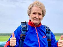 «Возраст — не помеха мечте»: жительница Подмосковья в 70 лет прыгнула с парашютом