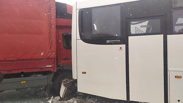 Междугородний автобус из Кузбасса попал в аварию на трассе