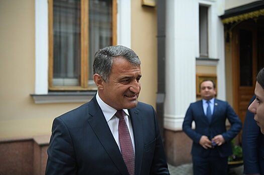 Президент Южной Осетии прибыл с рабочим визитом в Россию