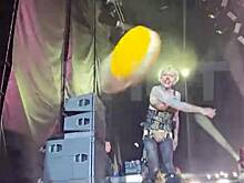 Барабанщик Rammstein бросил торт в лицо россиянину на концерте