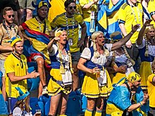 Фанаты Швеции нарядились в платья и парики, тренер наставлял Форсберга. Фото матча