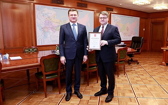 Вице-премьер Новак вручил бывшему гендиру «Квадры» Семёну Сазонову благодарность президента РФ