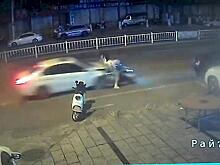 Китайский лихач, управляя автомобилем, решил, что помощь сбитым им девушкам уже не нужна