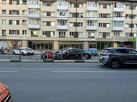 На улице Горького столкнулись мотоциклист и легковушка