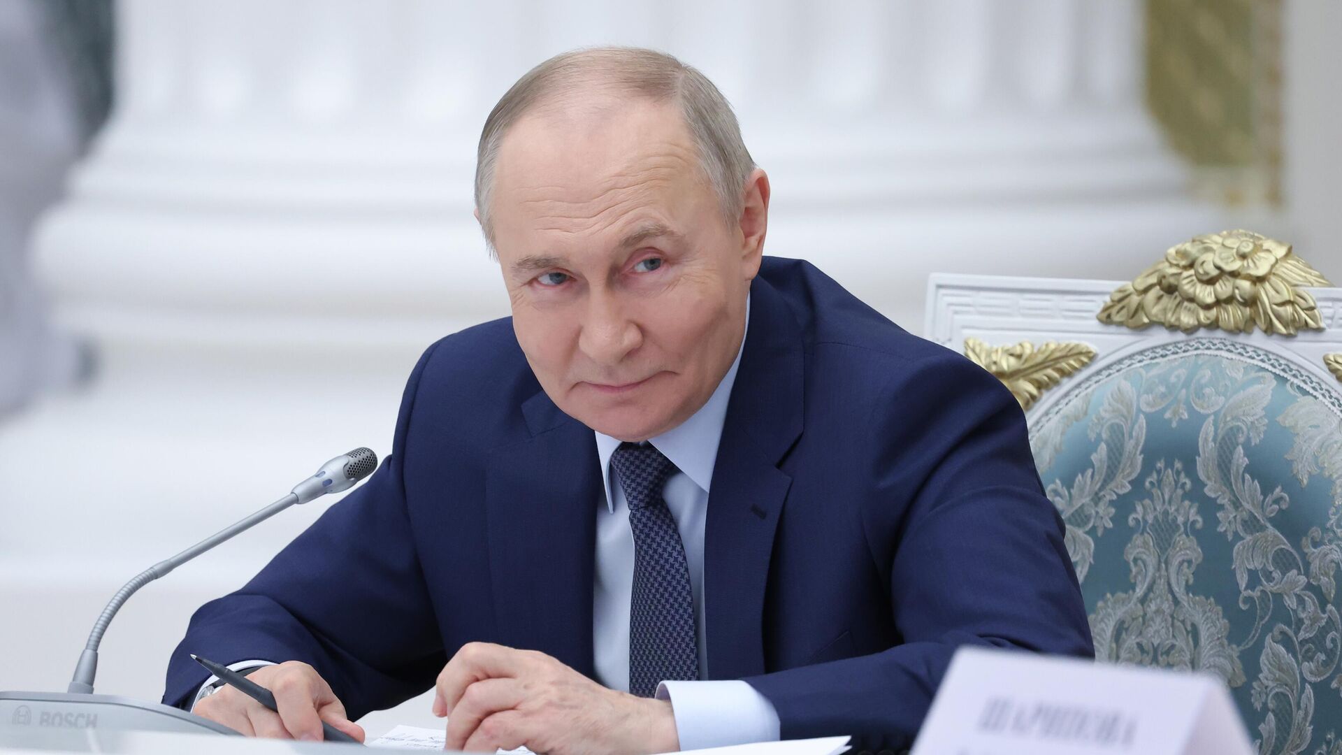 Путин пошутил о переводчике на встрече с премьер-министром Камбоджи