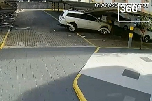 Бразильский пенсионер разрушил парковку, впервые сев за руль машины на «автомате»