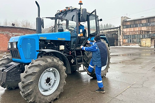 Томских школьников начали обучать вождению трактора