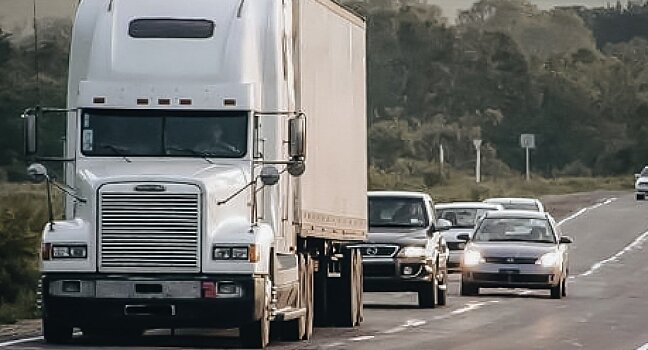 Чем опасен грузовик на трассе