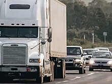 Чем опасен грузовик на трассе