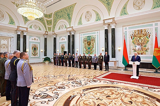 Лукашенко вручил генеральские погоны высшему офицерскому составу