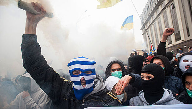 В Киеве неизвестные с шинами атаковали магазин