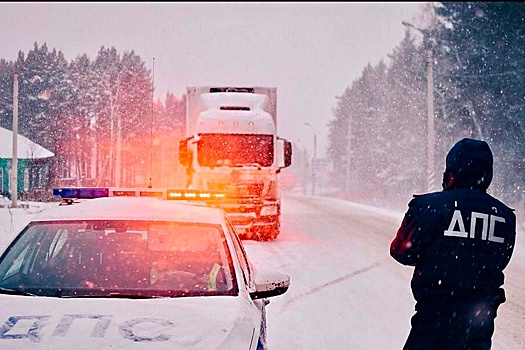 Сотни машин скопились на федеральной трассе в Приангарье из-за мороза и ДТП