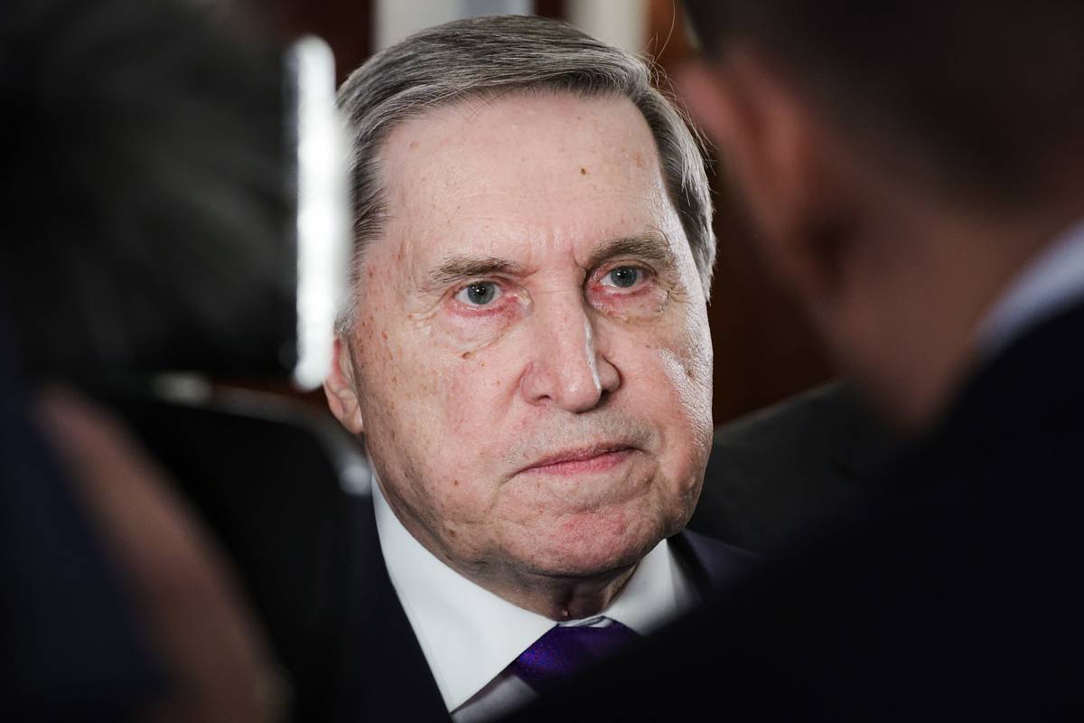 Ушаков рассказал о лезущих в урегулирование по Украине европейцах