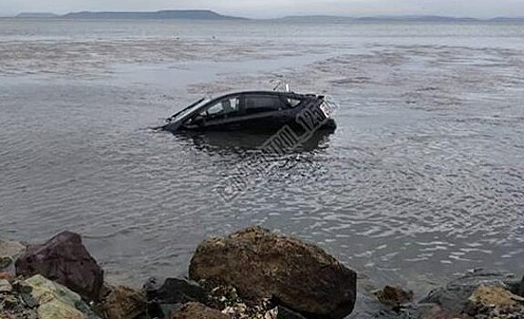 Автомобилист утопил свою машину у берегов Владивостока