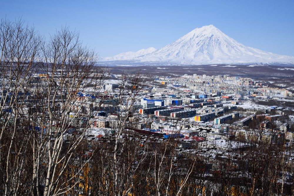 Видео: лавина высотой с дом сошла на трассу в российском регионе