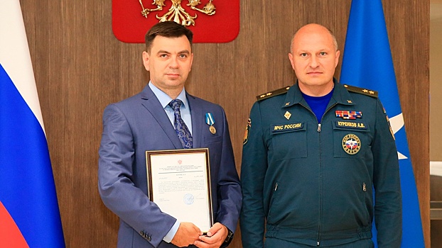 Куренков наградил главу Росздравнадзора за спасение стюардессы