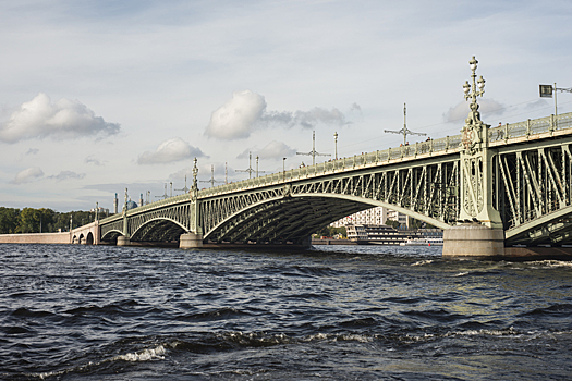 Черный Porsche пытался проехать по разведенному Троицкому мосту в Петербурге