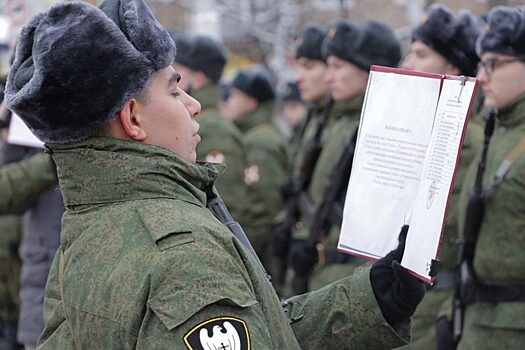 Новобранцы присягнули на верность Отечеству на площади Победы