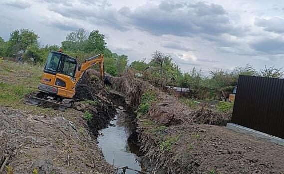 В Курске очищают водоотводные канавы от мусора и упавших деревьев