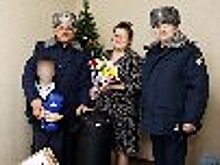 В рамках Всероссийской акции «Елка желаний» начальник УФСИН России по Республике Хакасия Андрей Мисюра вручил 9-летнему Ивану желанные подарки