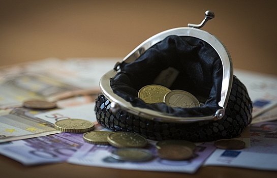 Официальный курс евро вырос на 1,5 рубля