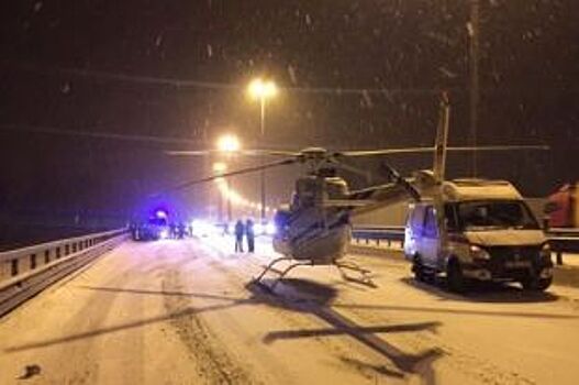 На КАД иномарка влетела в отбойник: пострадали водитель и пассажир