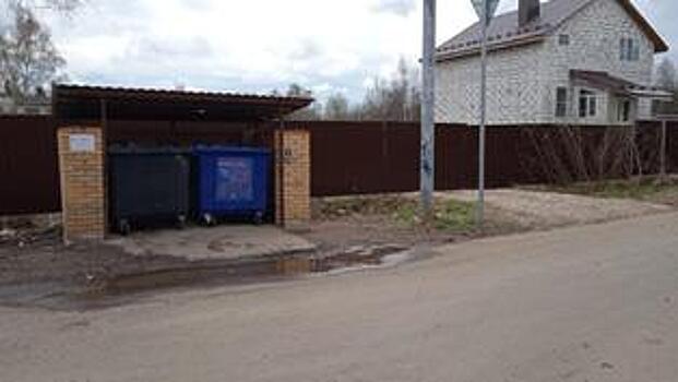 Двор по Яхромской улице очистили от мусора