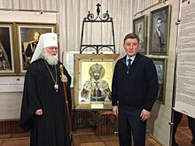 Губернатор Турчак подарил икону Николая II будущему храму на станции Дно
