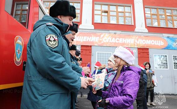Школьники поздравили курских пожарных