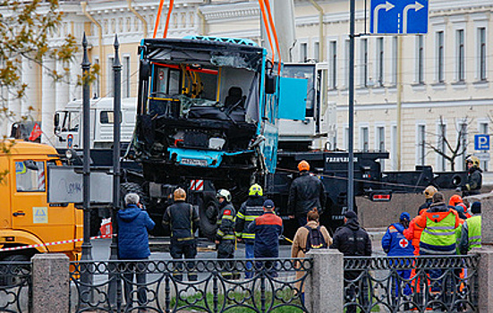 Число погибших из-за падения автобуса в реку в Петербурге увеличилось до семи