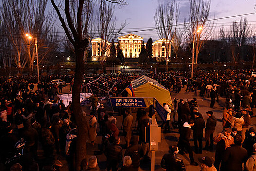 Протестующие в Ереване блокируют центральный проспект