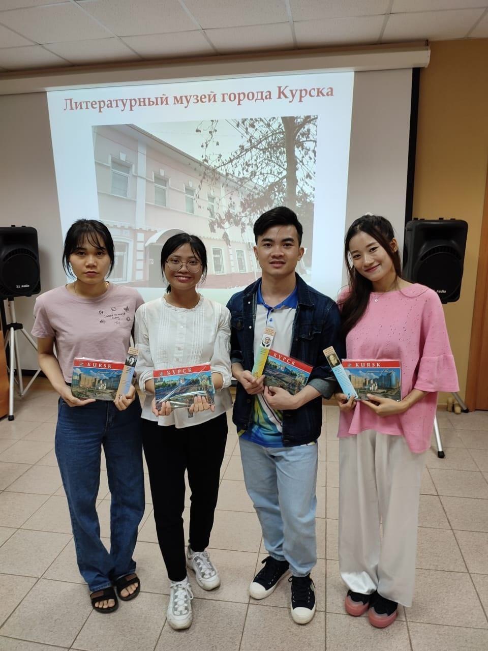Литературный музей Курской области посетили студенты из Вьетнама