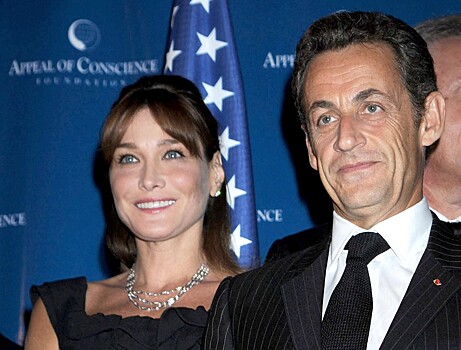 В Сети появился редкий романтический кадр Николя Саркози с женой