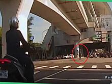 Мотоциклист выполнил несколько переворотов через голову, на глазах  у своих коллег