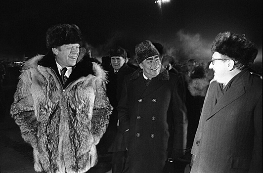 49 лет назад по Владивостоку гулял президент США Генри Форд: «Брежнев смотрел на мою шубу с завистью»