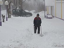Утопающий в сугробах Татарстан: в Казани откапывают машины, а в Челнах со снегом борются школьники