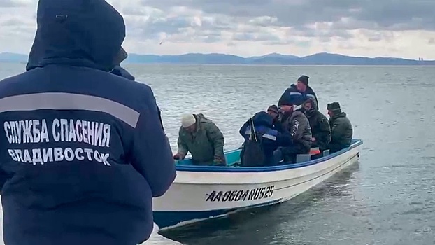 Сотрудники МЧС России спасли 15 рыбаков в Финском заливе