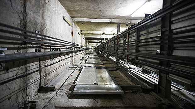 Рабочие упали в шахту лифта в Кемерове