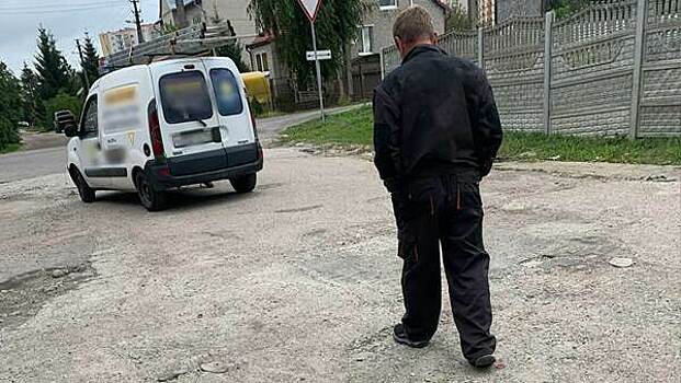 Сдавали назад и не заметили бабушку: в Малом Исаково 85-летняя женщина попала под машину