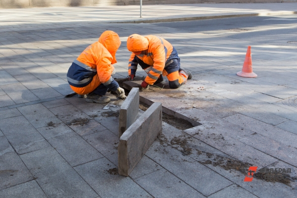 В Новосибирске заменят по гарантии тротуарную плитку