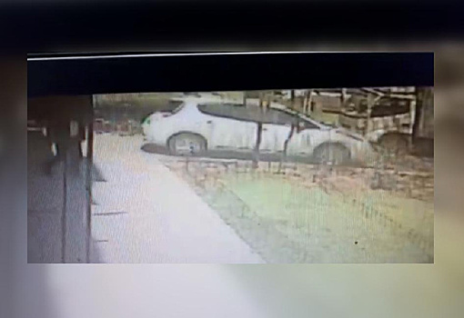 В Благовещенске ищут водителя, который сбил женщину на выезде со двора