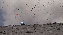Оператор едва не стал жертвой взрыва в кратере вулкана: видео