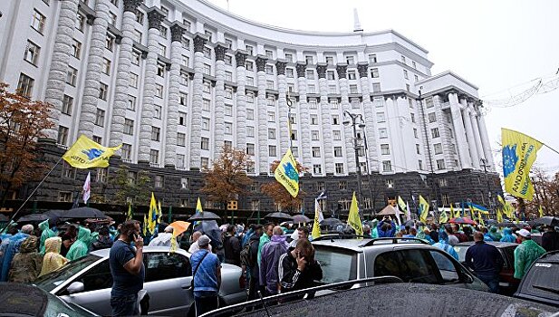 В Киеве митингующие попытались заблокировать выходы из здания Рады