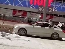 Катавшую подруг на бампере Mercedes девушку вычислили по "Паутине"